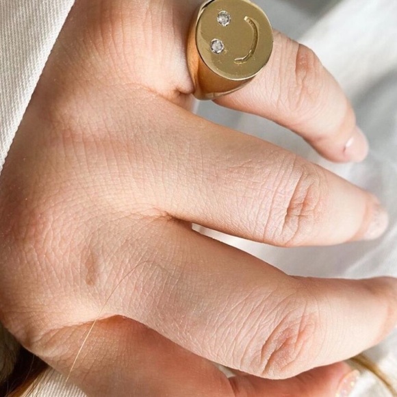 Gold Smiley Face Signet Ring - Picture 3 of 7